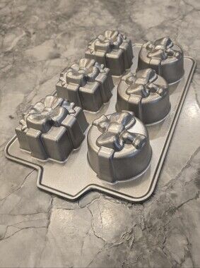 Nordic Ware Gift Present Baking Cakelet Pan 5 Cups Dessert Cast Aluminium Bundt
